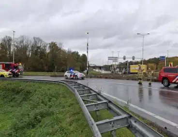 Auto verliest controle in bocht