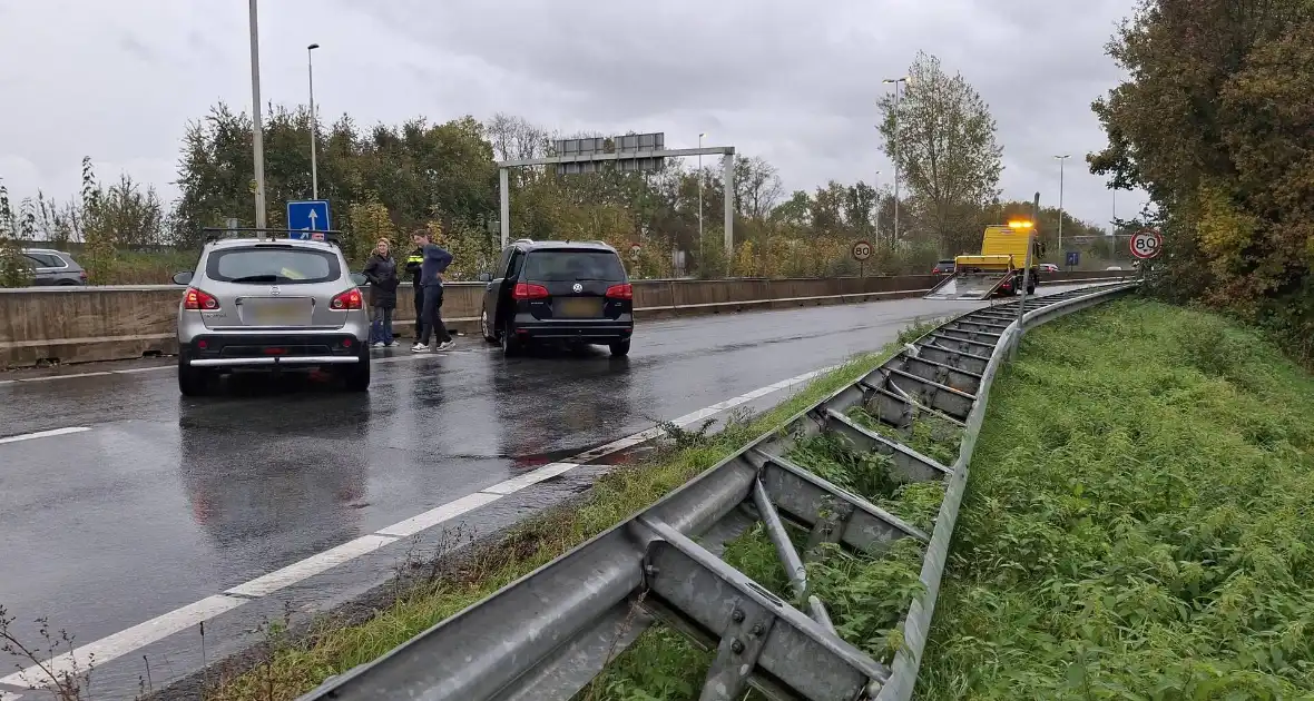 Auto verliest controle in bocht - Foto 1