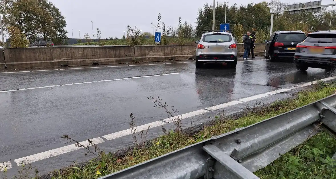 Auto verliest controle in bocht - Foto 2