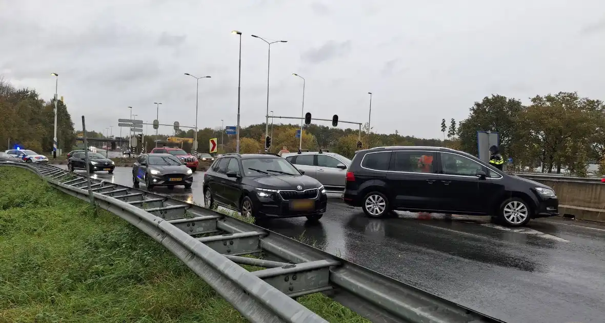 Auto verliest controle in bocht - Foto 3