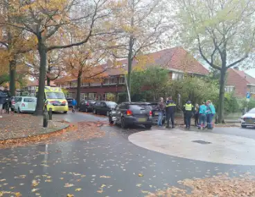 Auto botst op paal door aanrijding