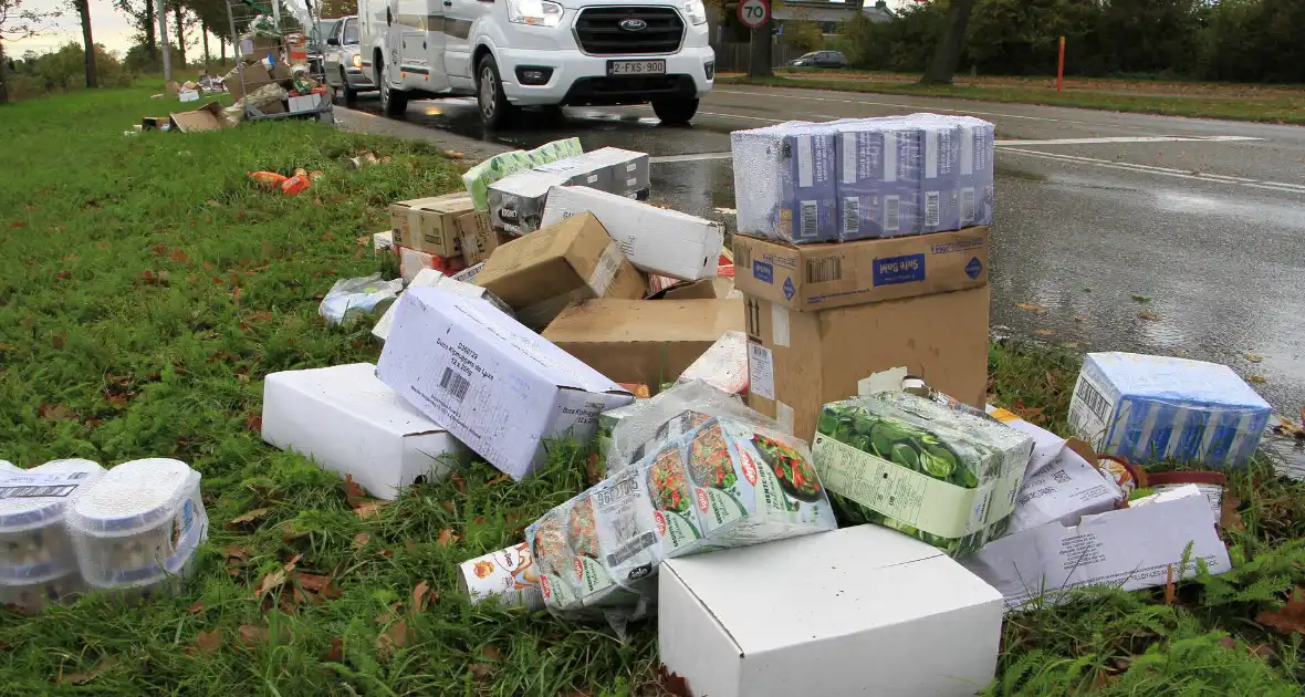 Vrachtwagen verliest diiepvrieshandel tijdens het rijden