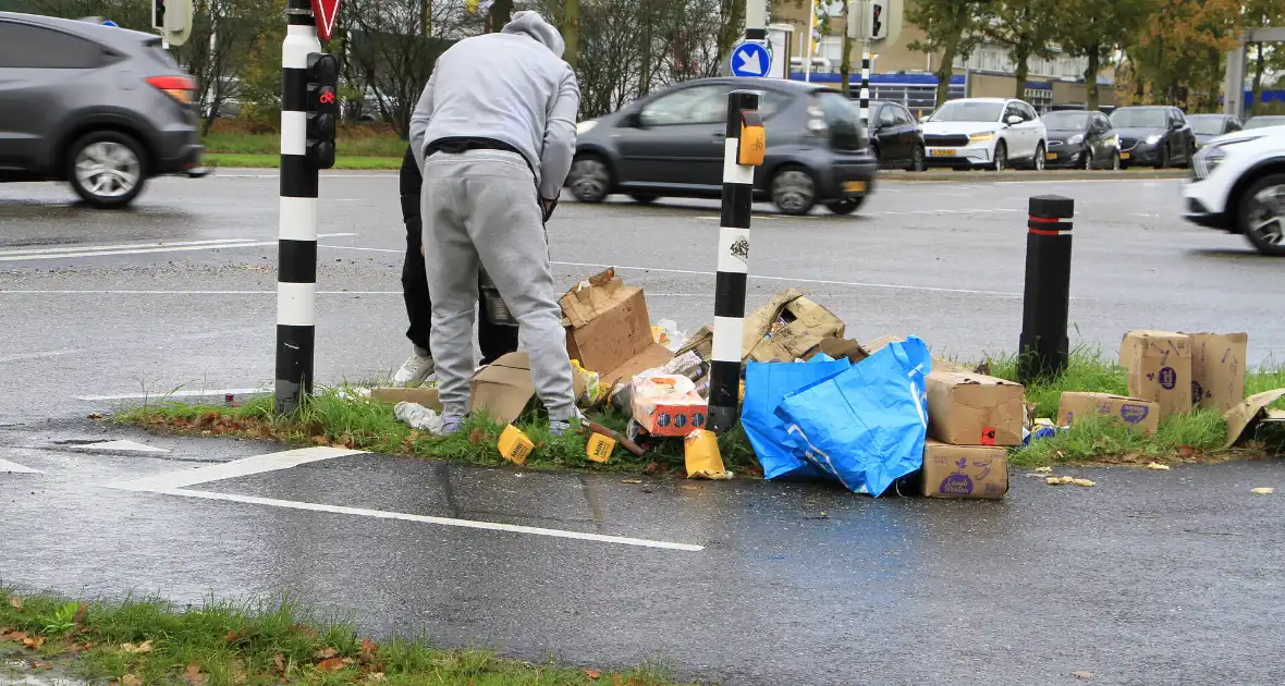 Vrachtwagen verliest diiepvrieshandel tijdens het rijden - Foto 2