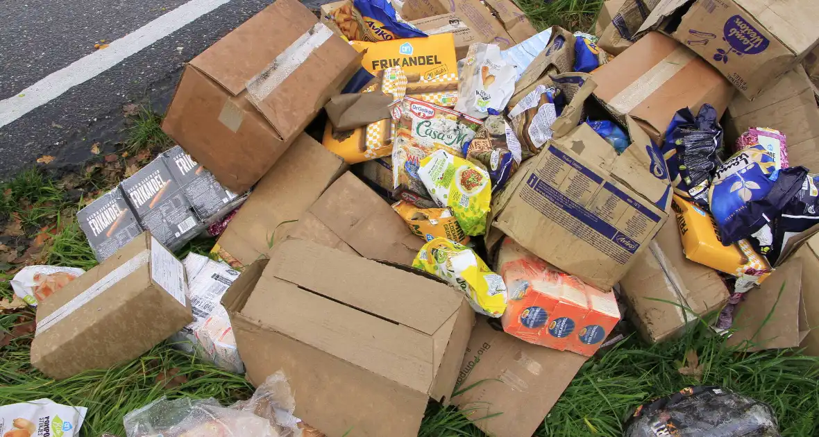 Vrachtwagen verliest diiepvrieshandel tijdens het rijden - Foto 3