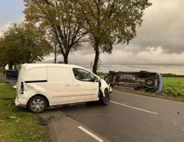 Botsing tussen twee bestelwagens
