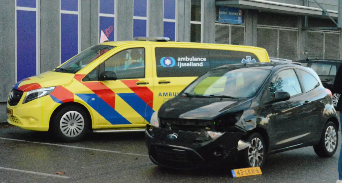 Motorrijder gewond na inhaalactie