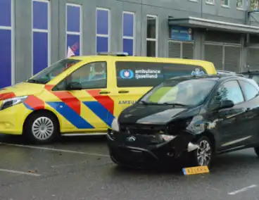 Motorrijder gewond na inhaalactie