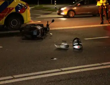 aanrijding tussen auto en scooter leidt tot gewonde