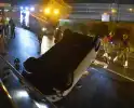 Voertuig belandt op achterkant