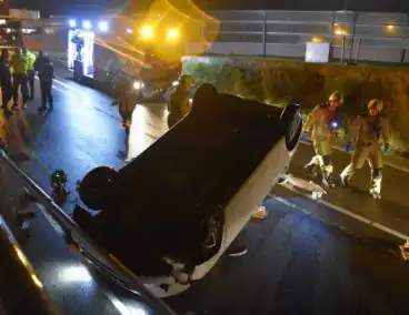 Voertuig belandt op achterkant