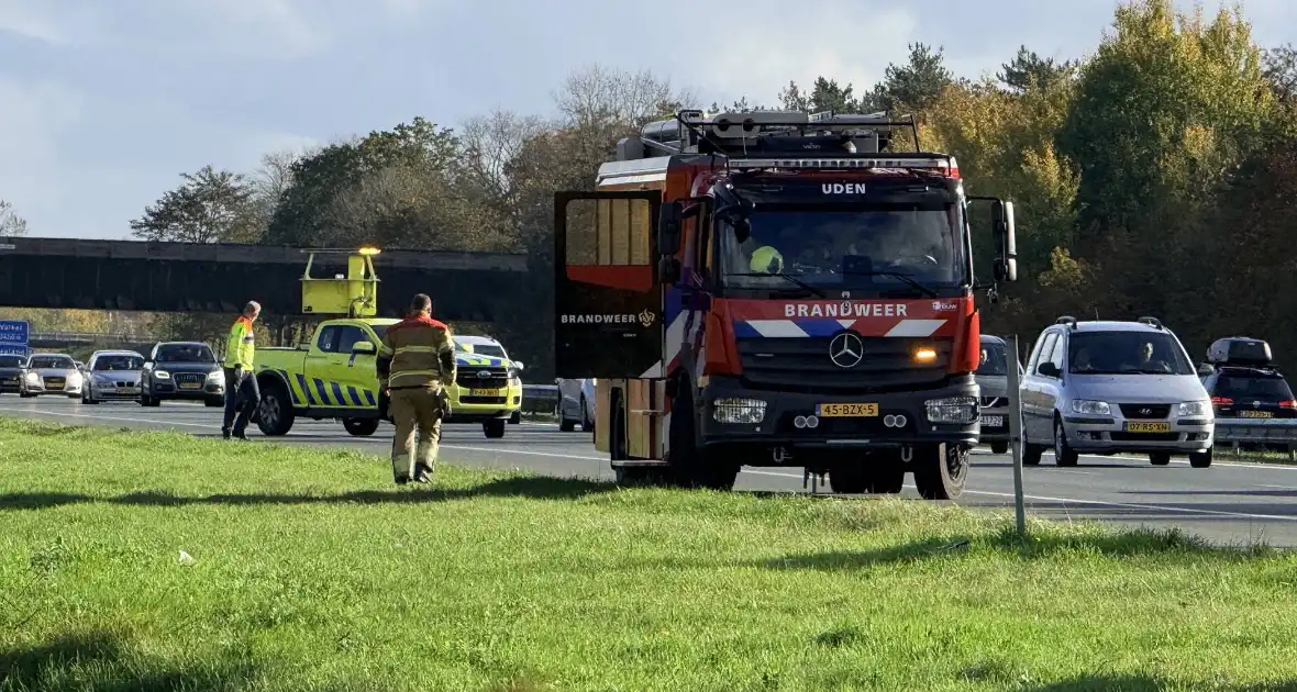 Brand in auto leidt tot afsluiting rijstrook - Foto 1