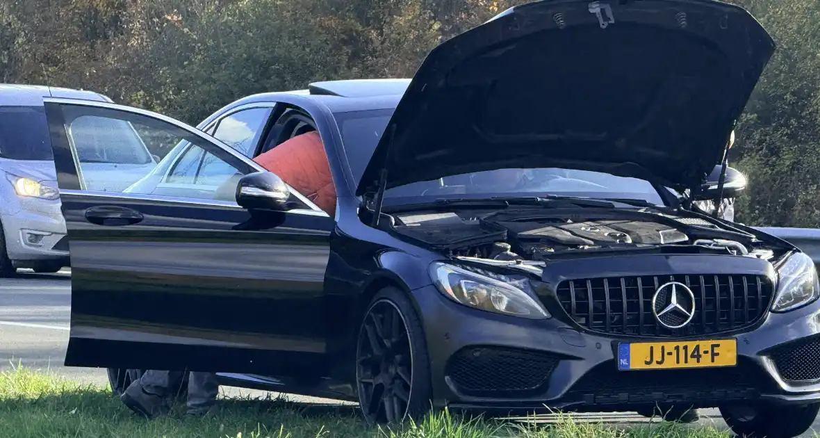 Brand in auto leidt tot afsluiting rijstrook - Foto 3