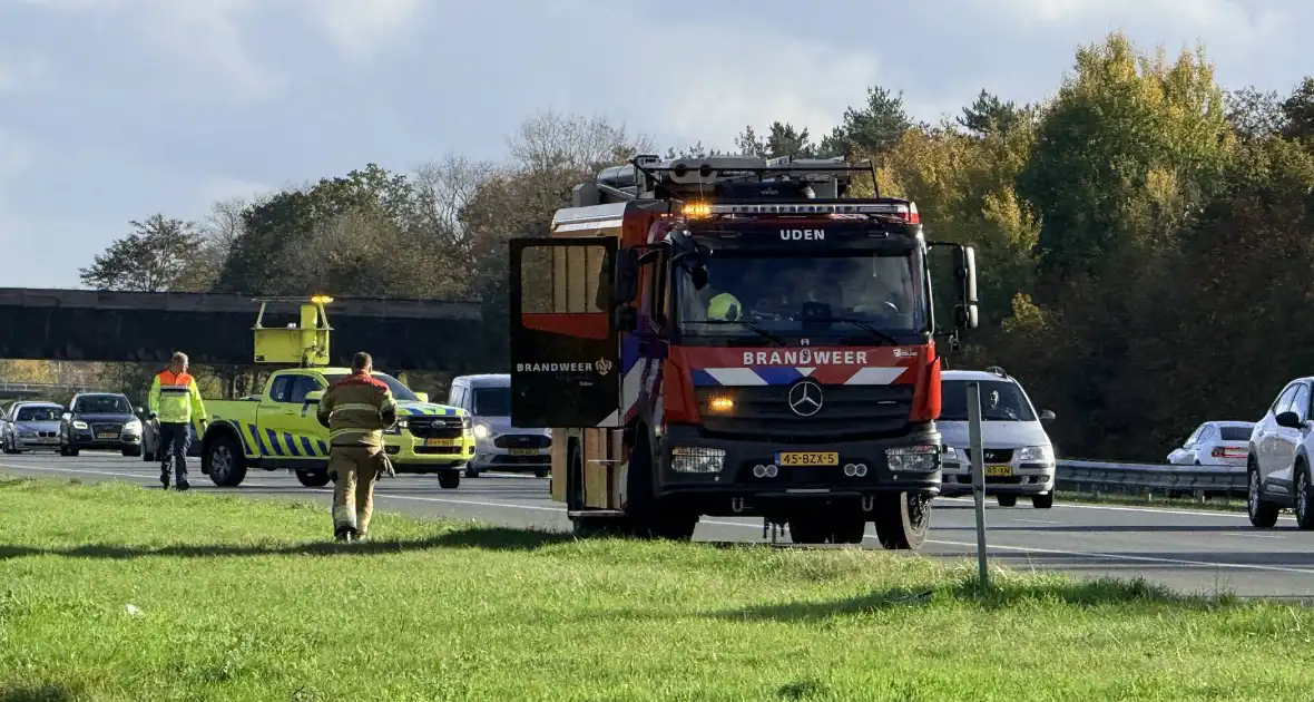 Brand in auto leidt tot afsluiting rijstrook - Foto 4