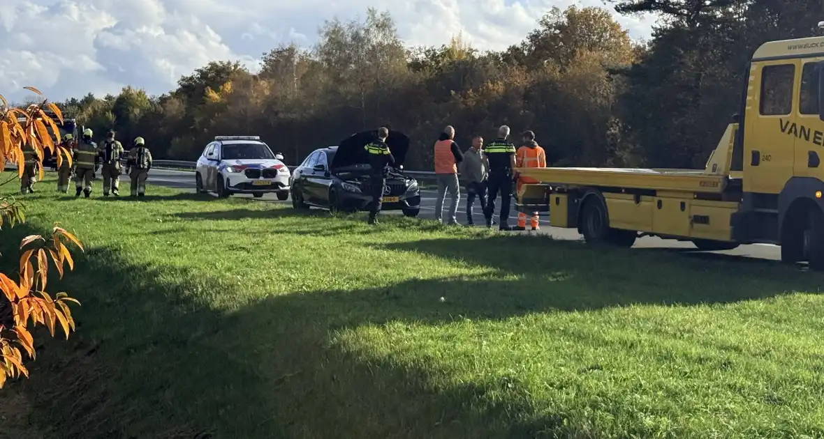 Brand in auto leidt tot afsluiting rijstrook - Foto 9