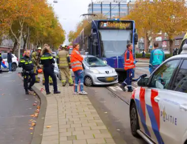 Botsing auto tegen tram leidt tot gewonden