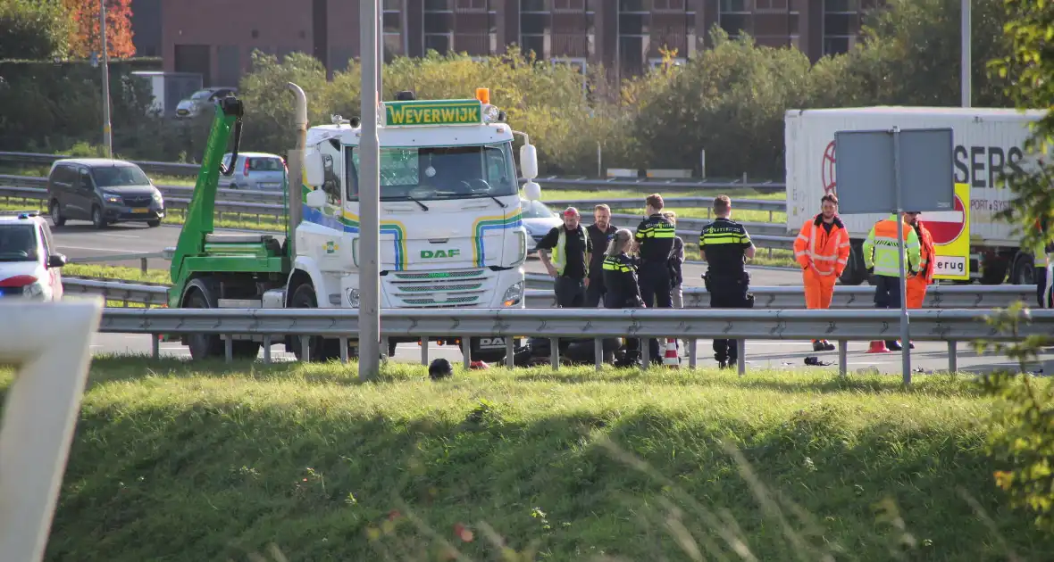 Zwaar ongeval tussen motor en voertuig leidt tot gewonde - Foto 1