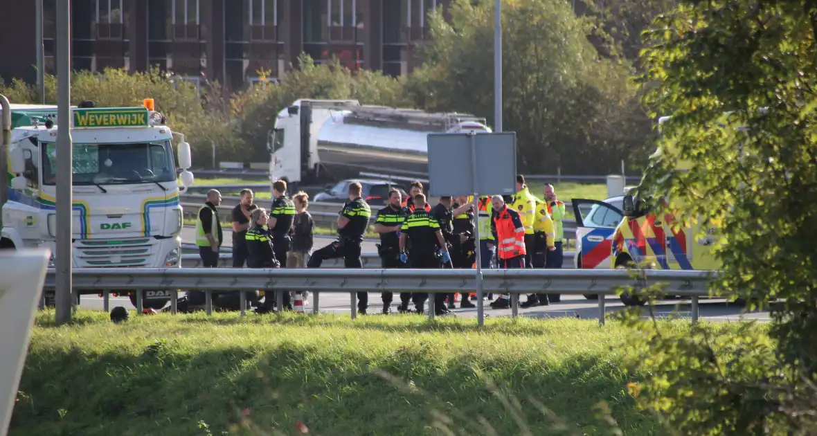 Zwaar ongeval tussen motor en voertuig leidt tot gewonde - Foto 4