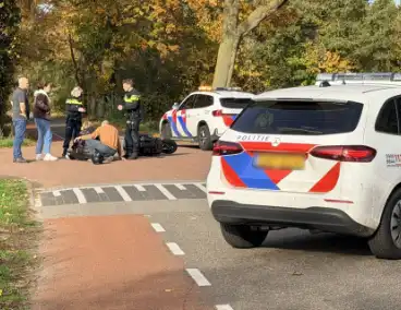 Scooter bestuurder licht gewond bij aanrijding met auto