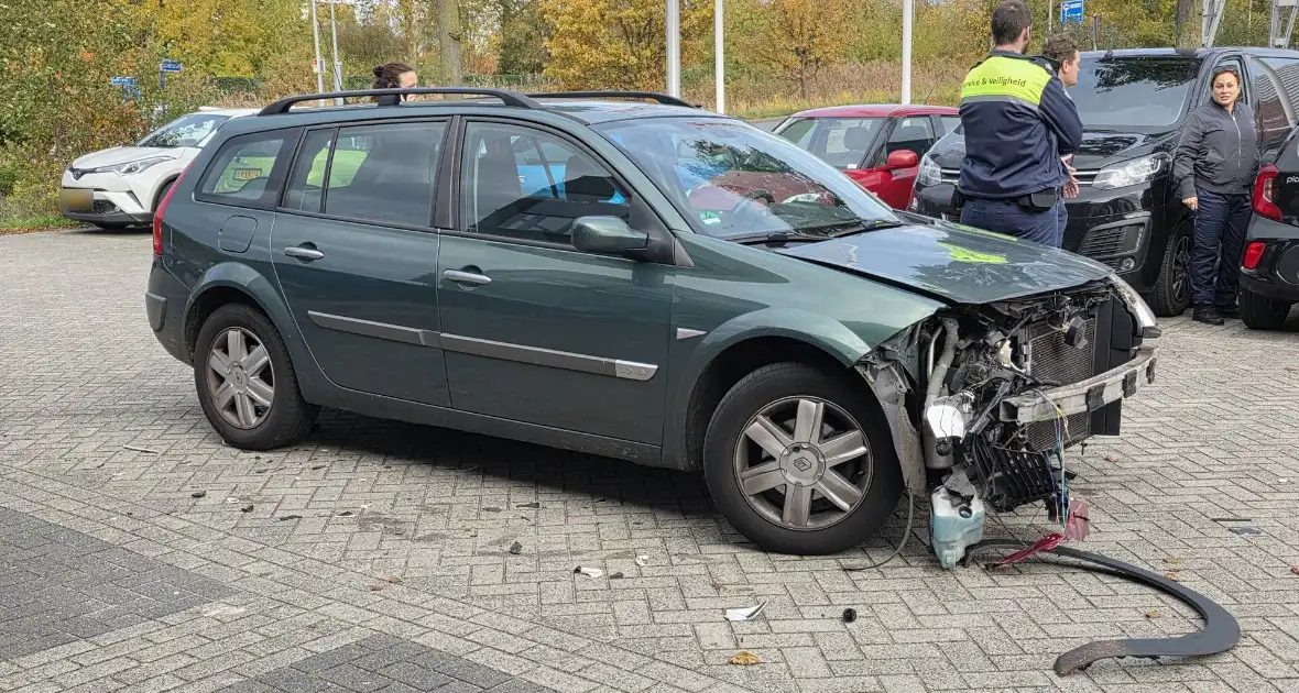 Auto ramt geparkeerde wagen na ongeval