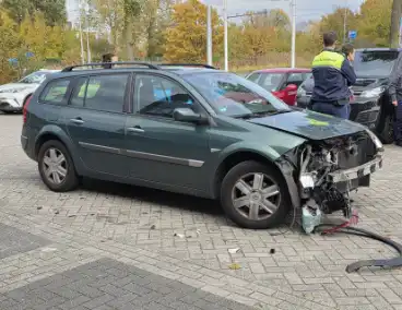 Auto ramt geparkeerde wagen na ongeval