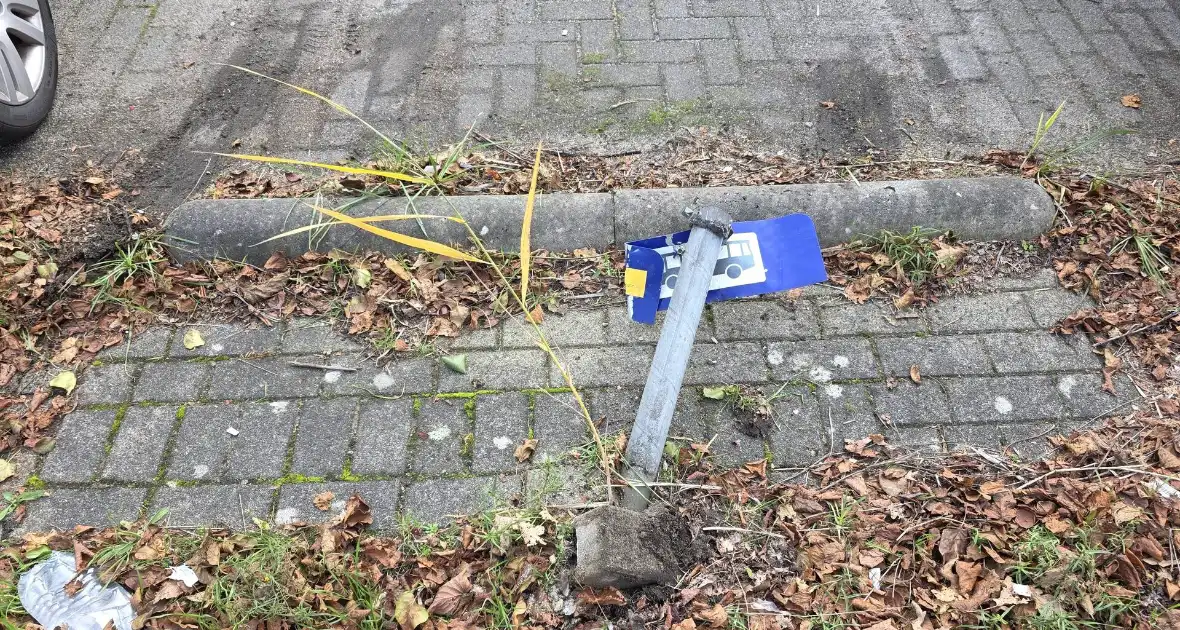 Auto ramt geparkeerde wagen na ongeval - Foto 1