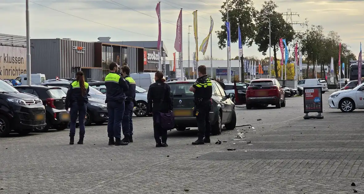 Auto ramt geparkeerde wagen na ongeval - Foto 2