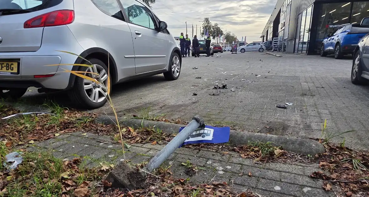 Auto ramt geparkeerde wagen na ongeval - Foto 4