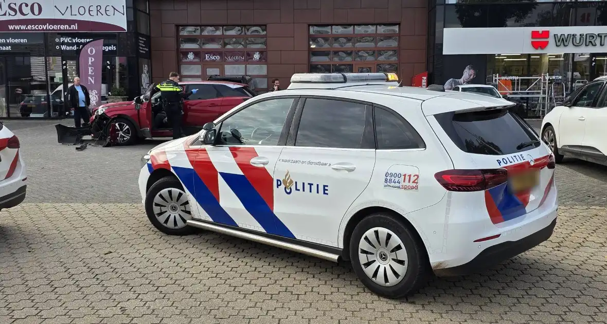 Auto ramt geparkeerde wagen na ongeval - Foto 6