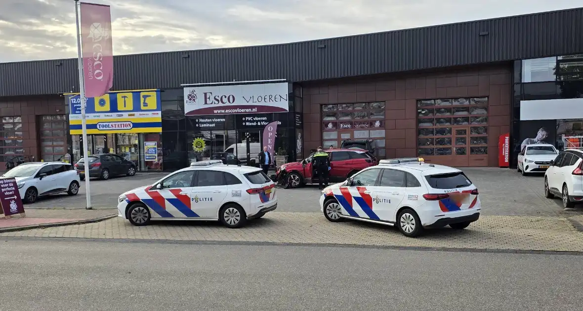 Auto ramt geparkeerde wagen na ongeval - Foto 7