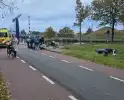 Fietser en scooter botsen op elkaar
