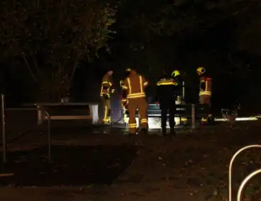 Jongeren steken hout in brand