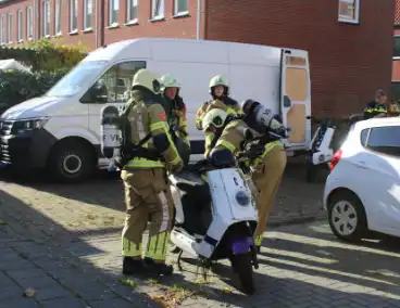 Scooter vat vlam in bestelbus