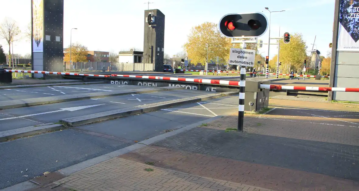 Binnenvaartschip botst tegen stadsbrug