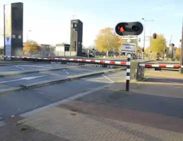 Binnenvaartschip botst tegen stadsbrug