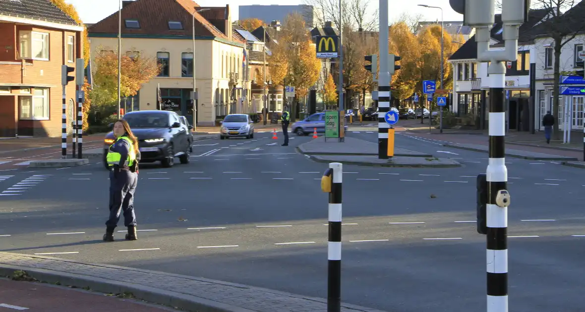 Binnenvaartschip botst tegen stadsbrug - Foto 2