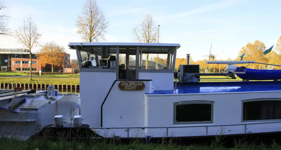 Binnenvaartschip botst tegen stadsbrug - Foto 3