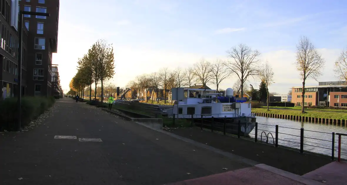 Binnenvaartschip botst tegen stadsbrug - Foto 4