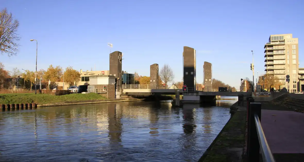 Binnenvaartschip botst tegen stadsbrug - Foto 5