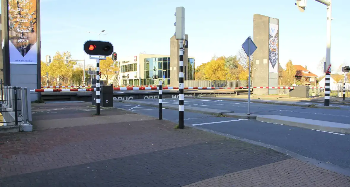 Binnenvaartschip botst tegen stadsbrug - Foto 6
