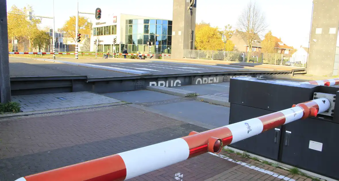 Binnenvaartschip botst tegen stadsbrug - Foto 7