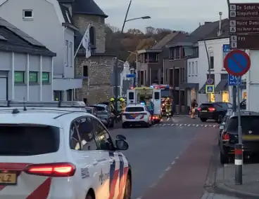 Auto en motor botsen, bestuurder gewond