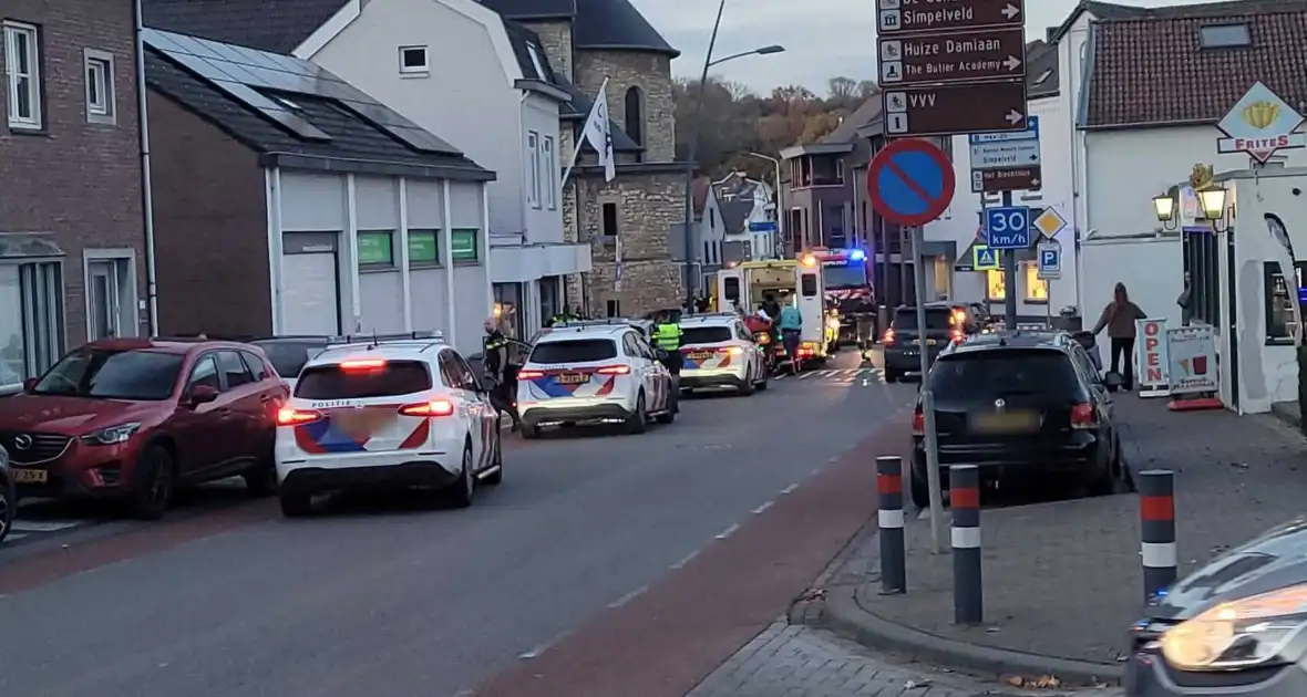 Auto en motor botsen, bestuurder gewond - Foto 2