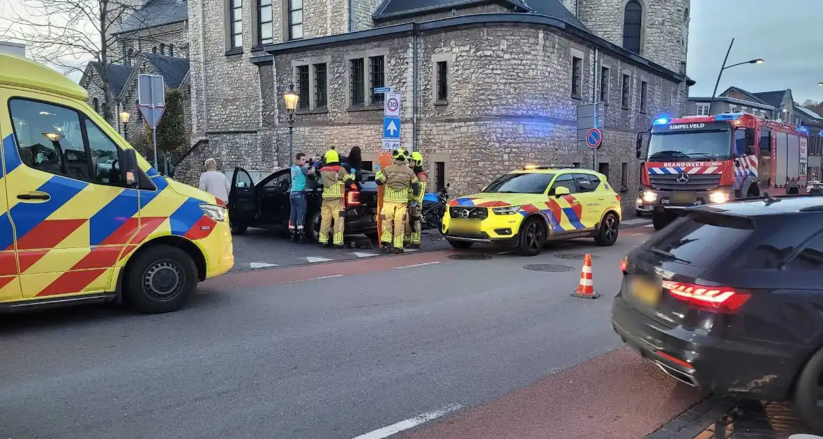 Auto en motor botsen, bestuurder gewond - Foto 4