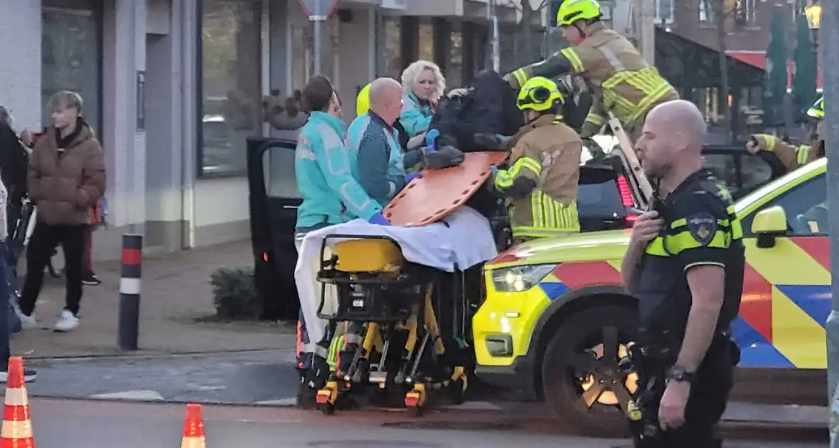 Auto en motor botsen, bestuurder gewond - Foto 5