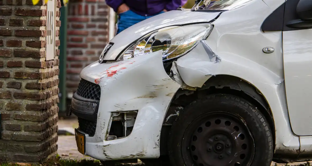 Vrachtwagen zorgt voor ongeval met personenauto - Foto 10