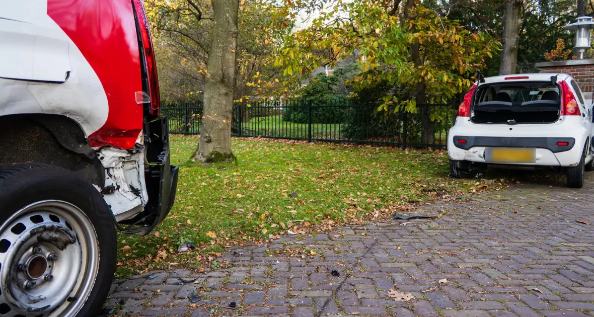 Vrachtwagen zorgt voor ongeval met personenauto - Foto 2
