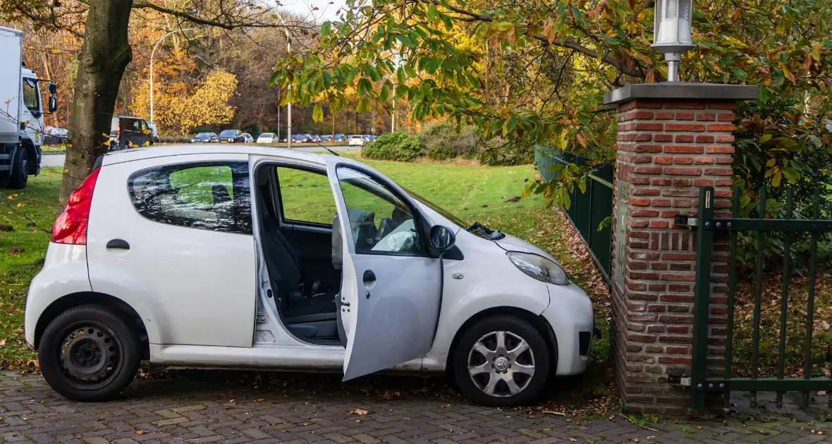 Vrachtwagen zorgt voor ongeval met personenauto - Foto 3