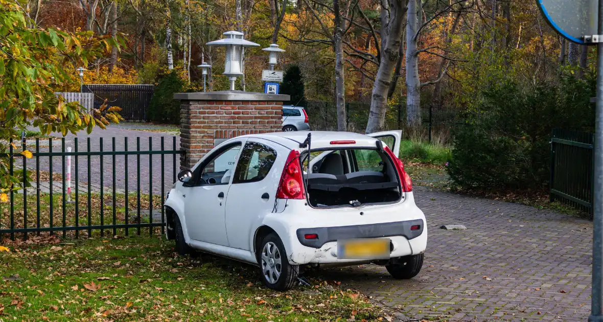 Vrachtwagen zorgt voor ongeval met personenauto - Foto 4