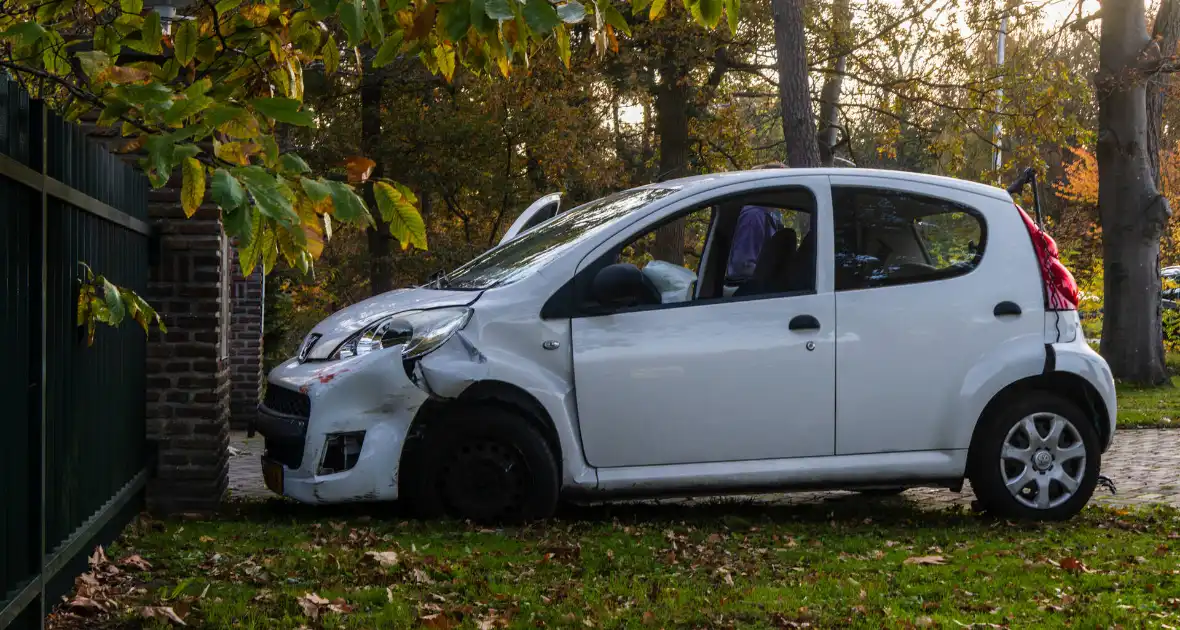 Vrachtwagen zorgt voor ongeval met personenauto - Foto 6