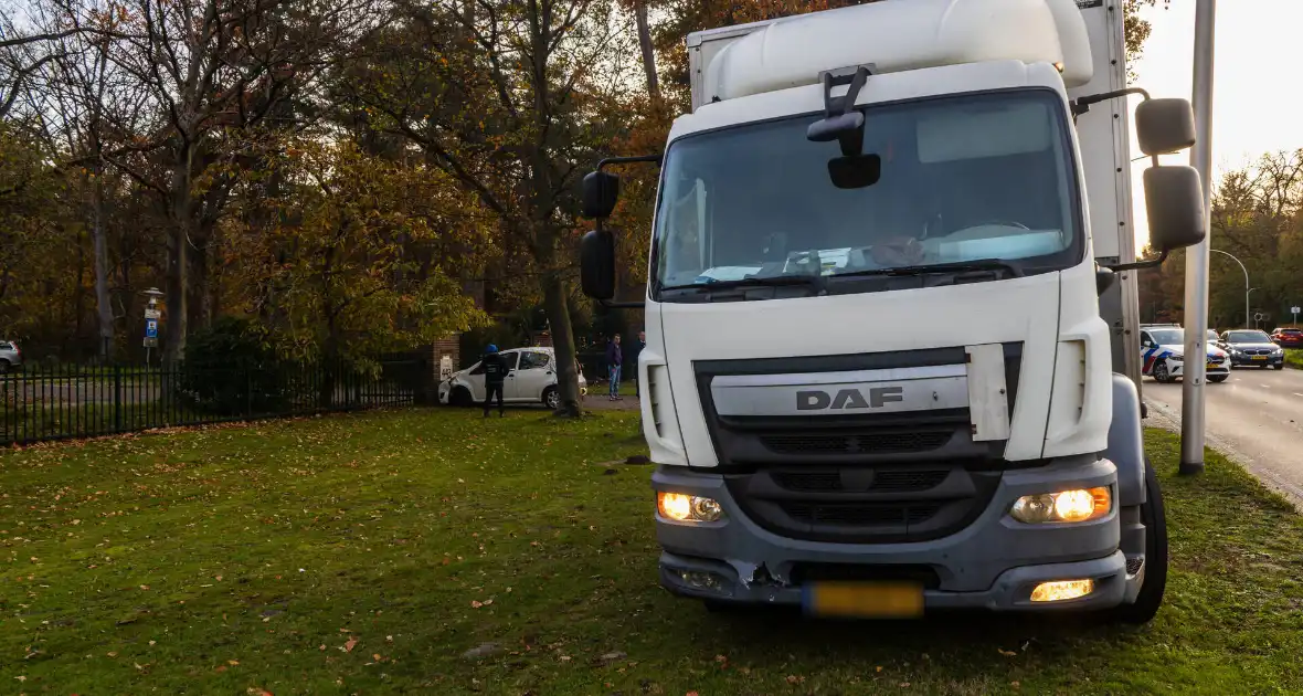 Vrachtwagen zorgt voor ongeval met personenauto - Foto 7